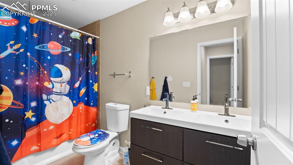 Image 18 of 31: Bathroom