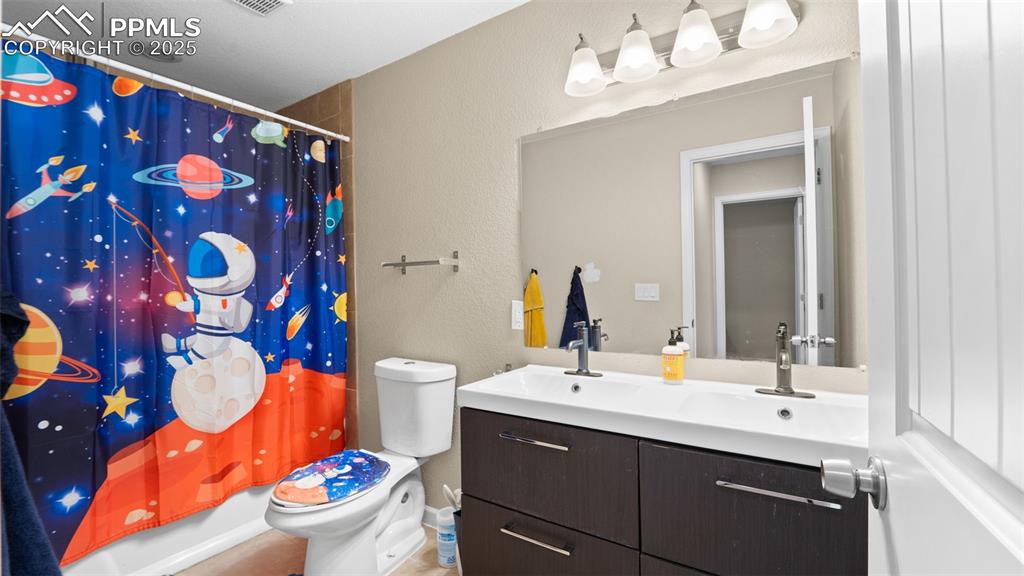 Image 19 of 31: Bathroom