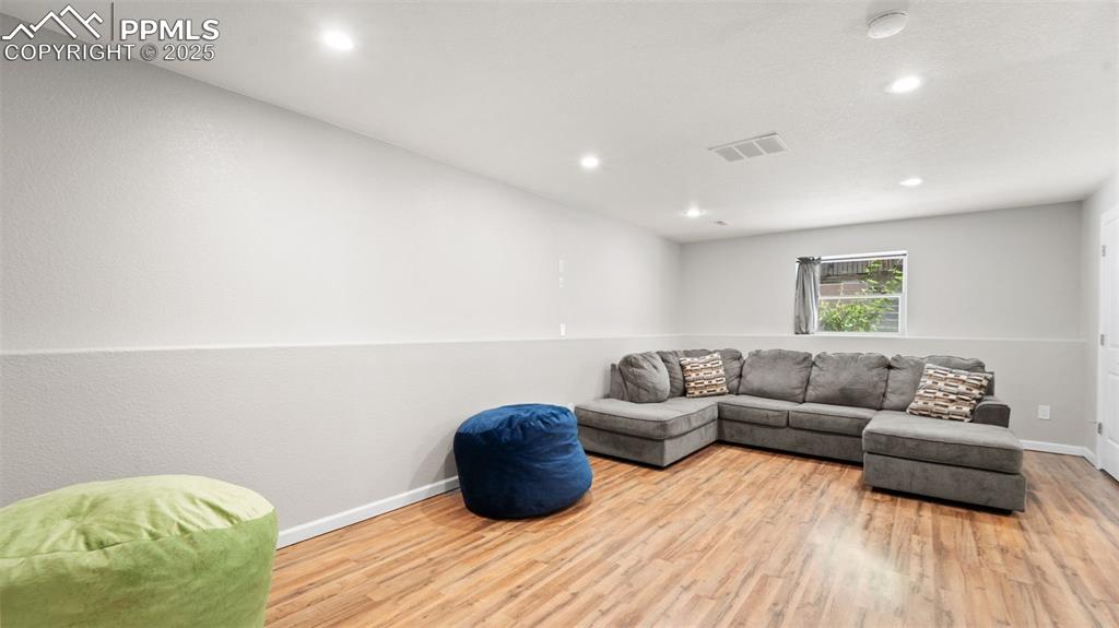 Image 21 of 31: Living Room