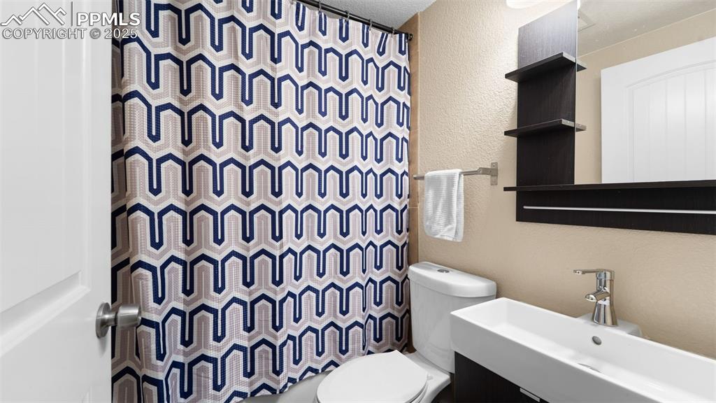 Image 26 of 31: Bathroom