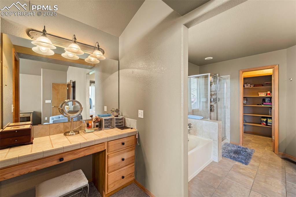 Image 20 of 41: Spacious Master bath