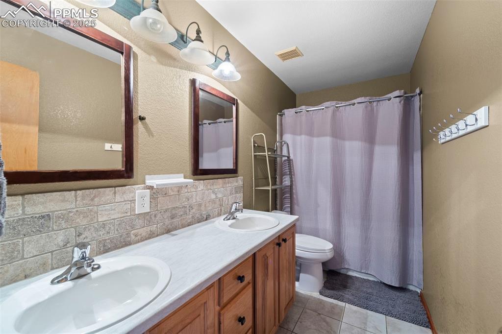 Image 25 of 41: Hall Bath upper level