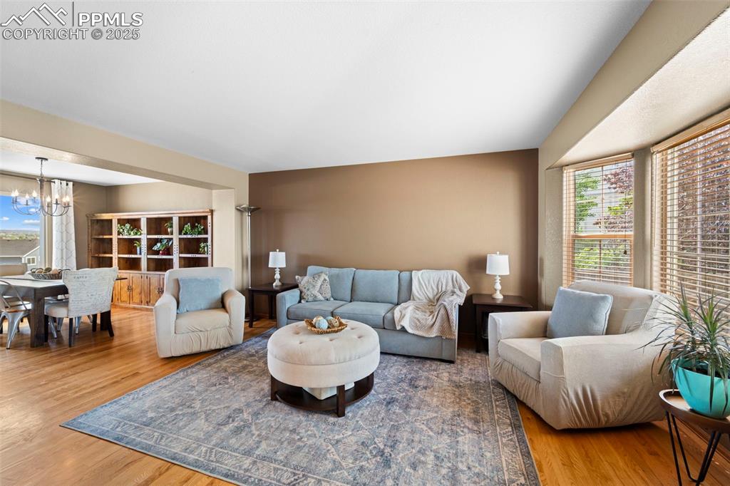 Image 7 of 41: Light and bright living room