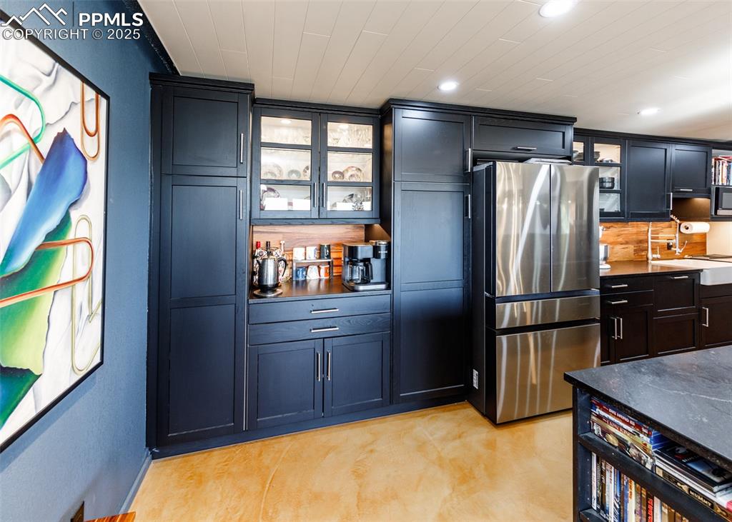 Image 10 of 50: Kitchen