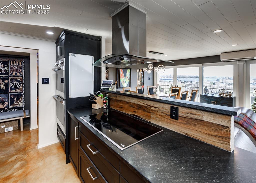 Image 11 of 50: Kitchen