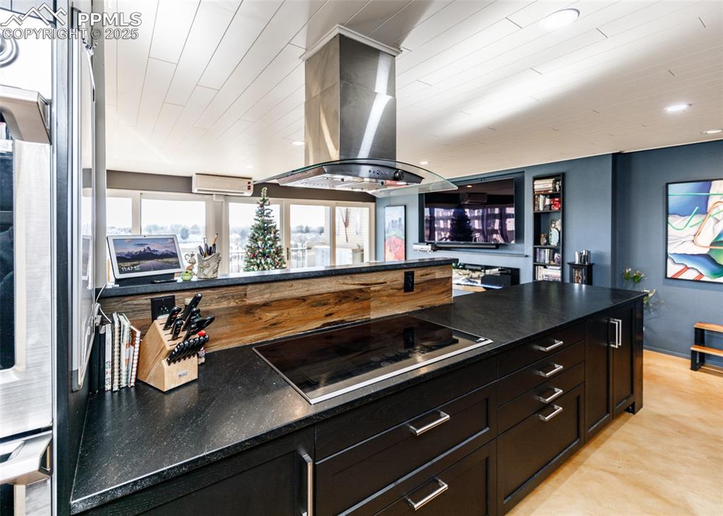 Image 12 of 50: Kitchen