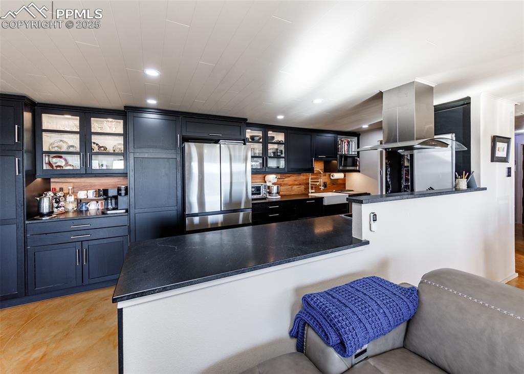 Image 14 of 50: Kitchen