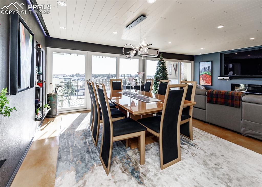 Image 16 of 50: Dining Area