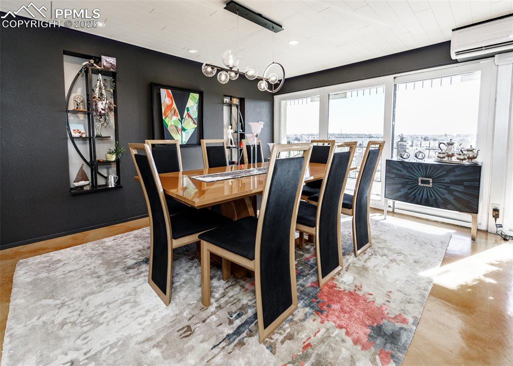 Image 17 of 50: Dining Area