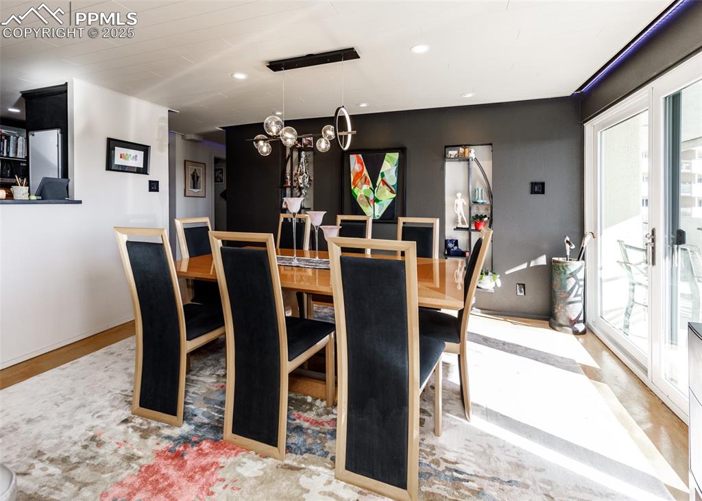 Image 18 of 50: Dining Area