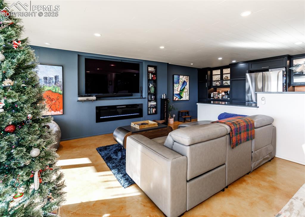 Image 20 of 50: Living Room