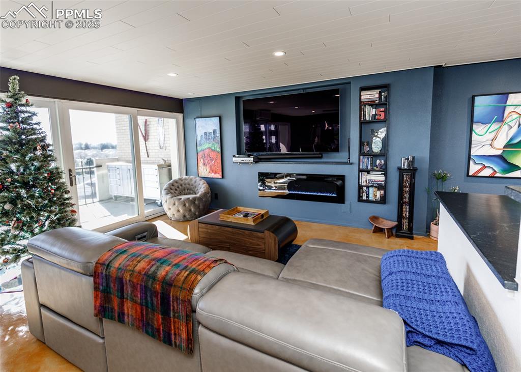 Image 21 of 50: Living Room