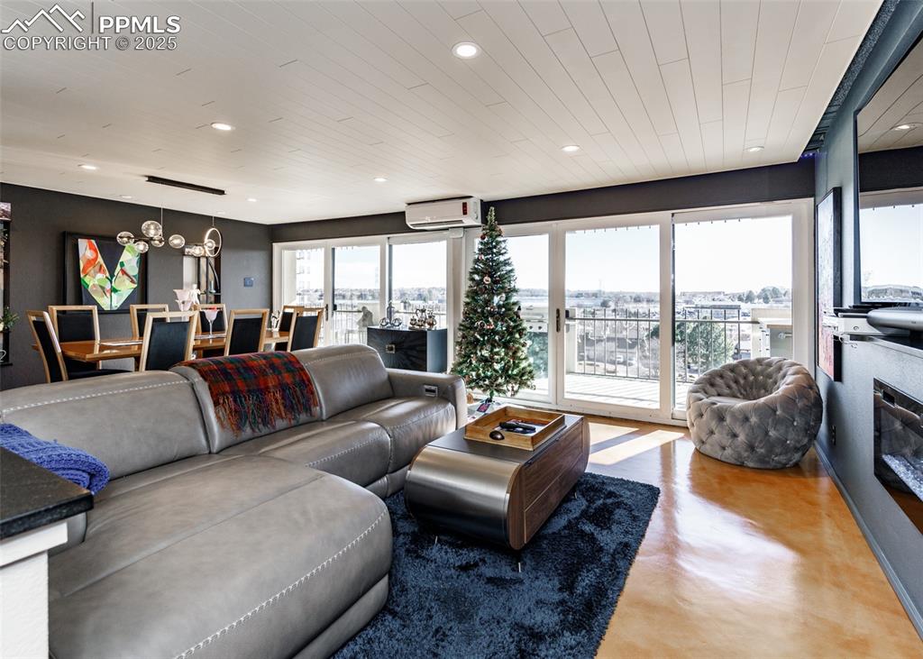 Image 23 of 50: Living Room