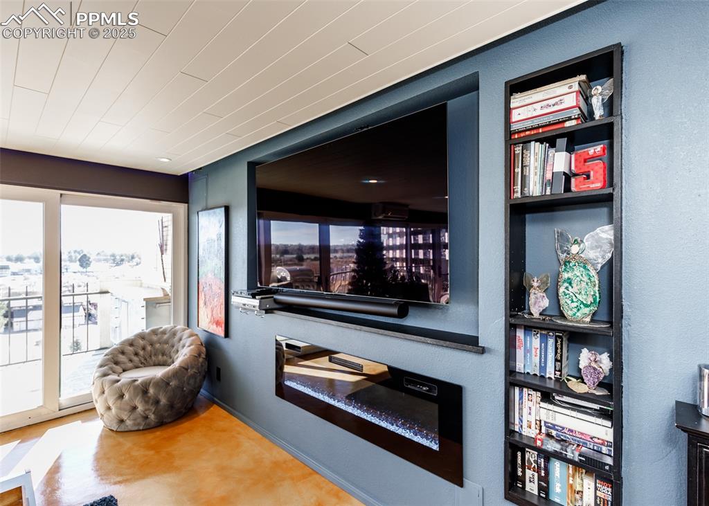 Image 24 of 50: Sitting Room