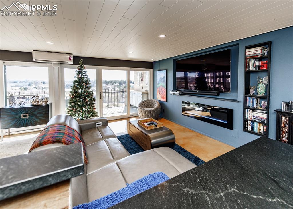 Image 25 of 50: Living Room