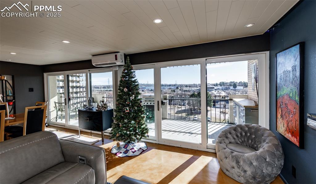 Image 26 of 50: Living Room