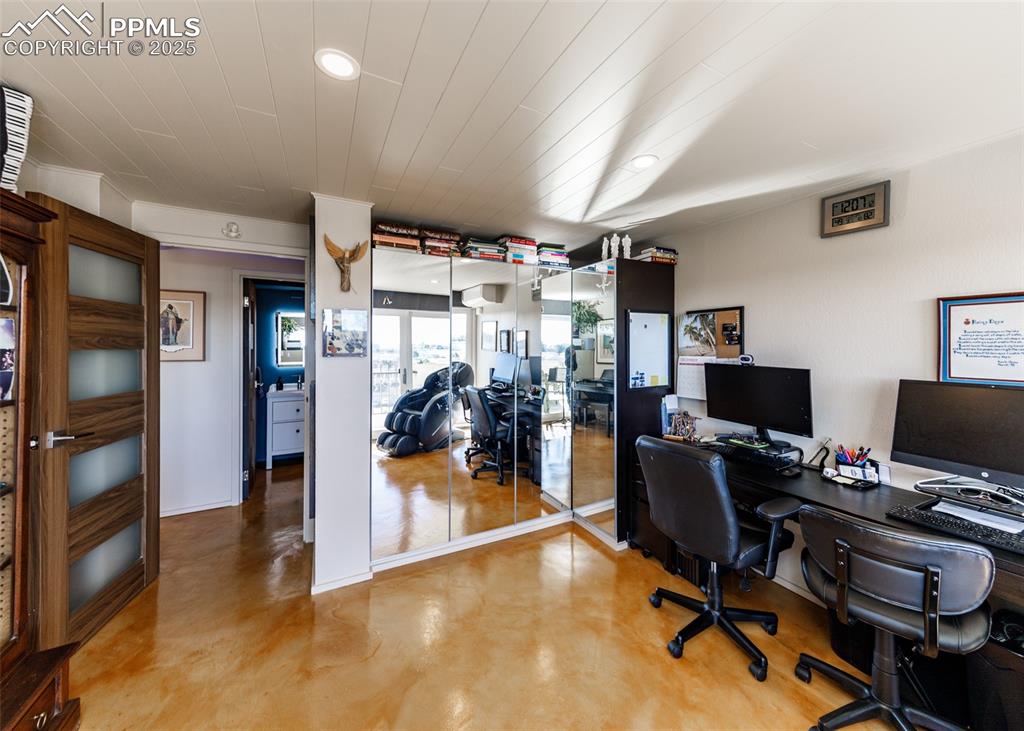 Image 33 of 50: Bedroom