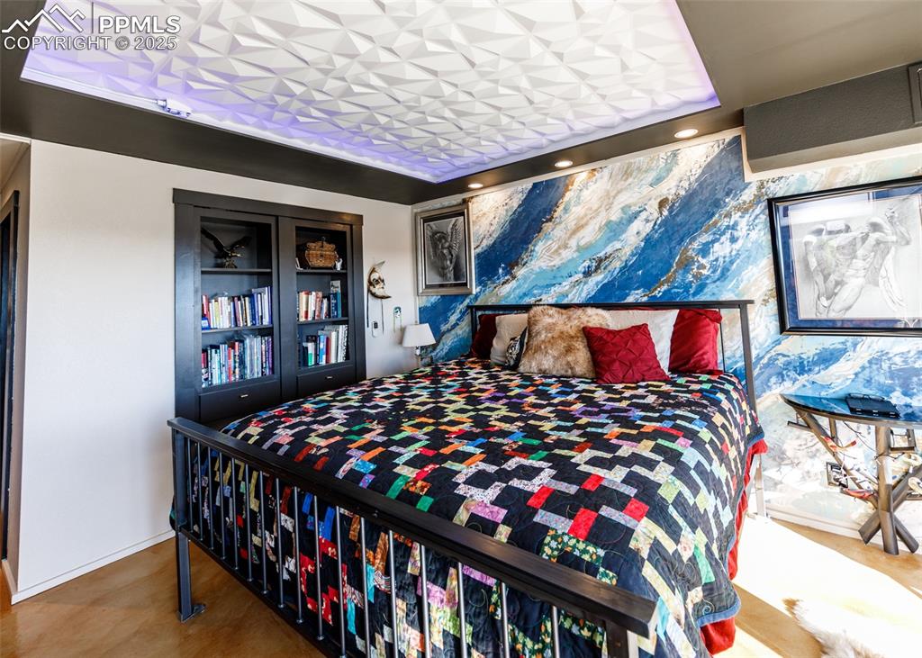 Image 35 of 50: Bedroom