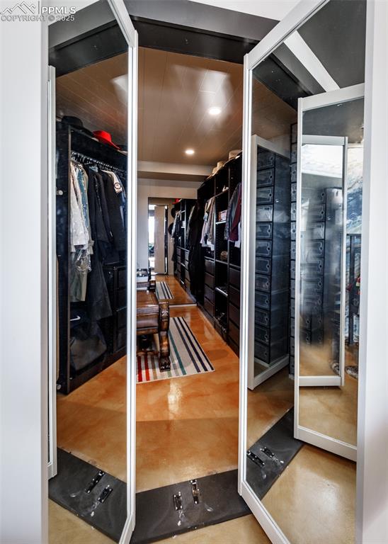 Image 39 of 50: Closet