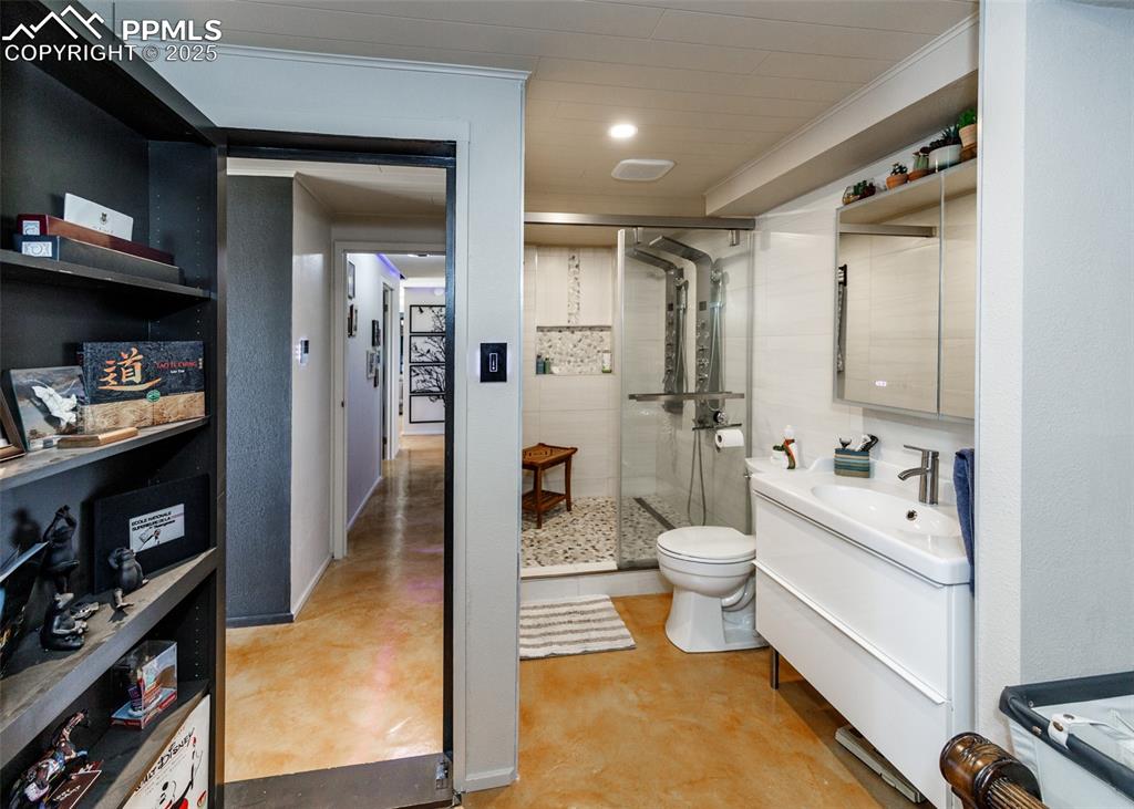 Image 42 of 50: Bathroom