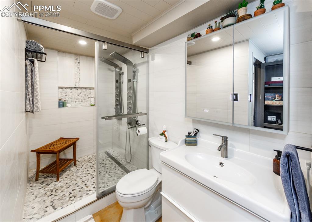 Image 43 of 50: Bathroom