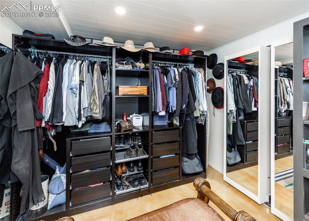 Image 47 of 50: Closet