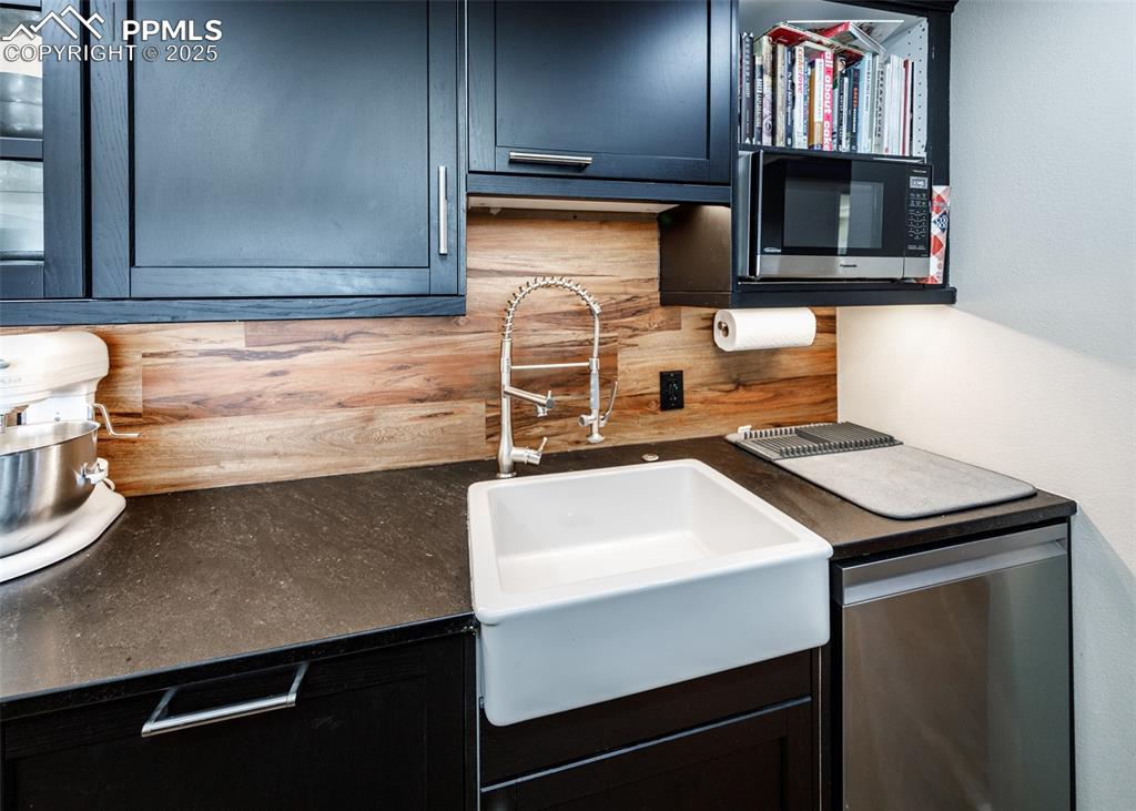 Image 7 of 50: Kitchen