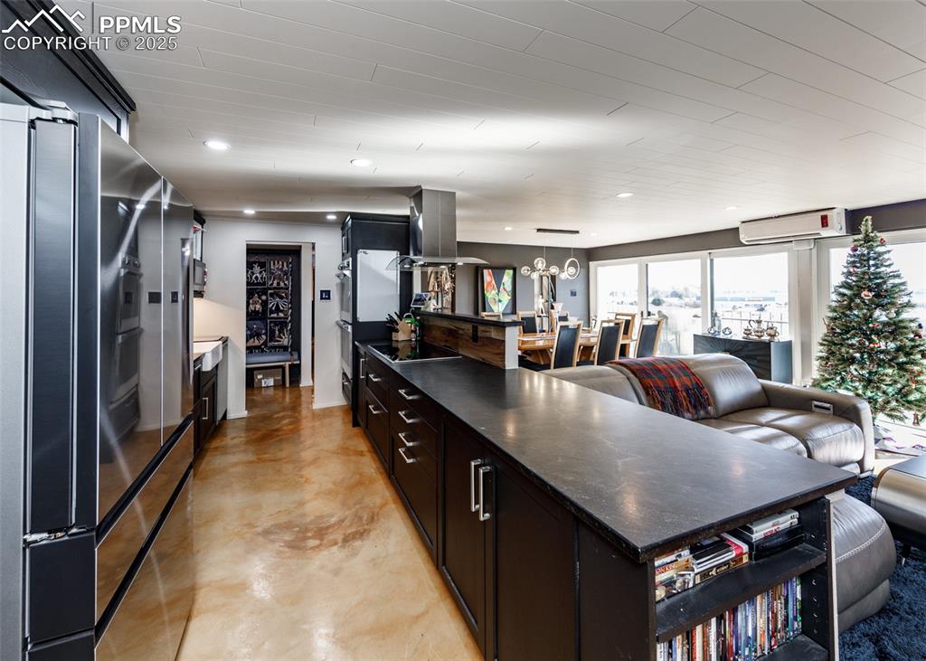 Image 8 of 50: Kitchen