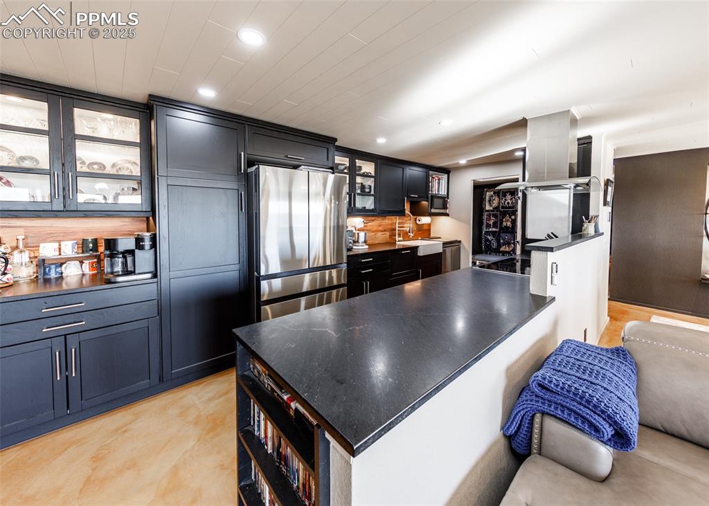 Image 9 of 50: Kitchen