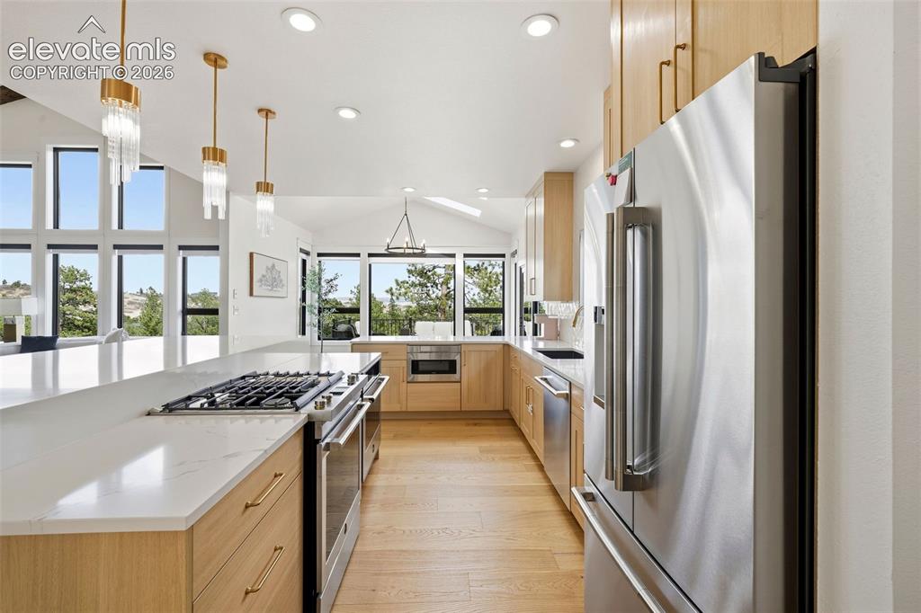 Image 11 of 50: Kitchen