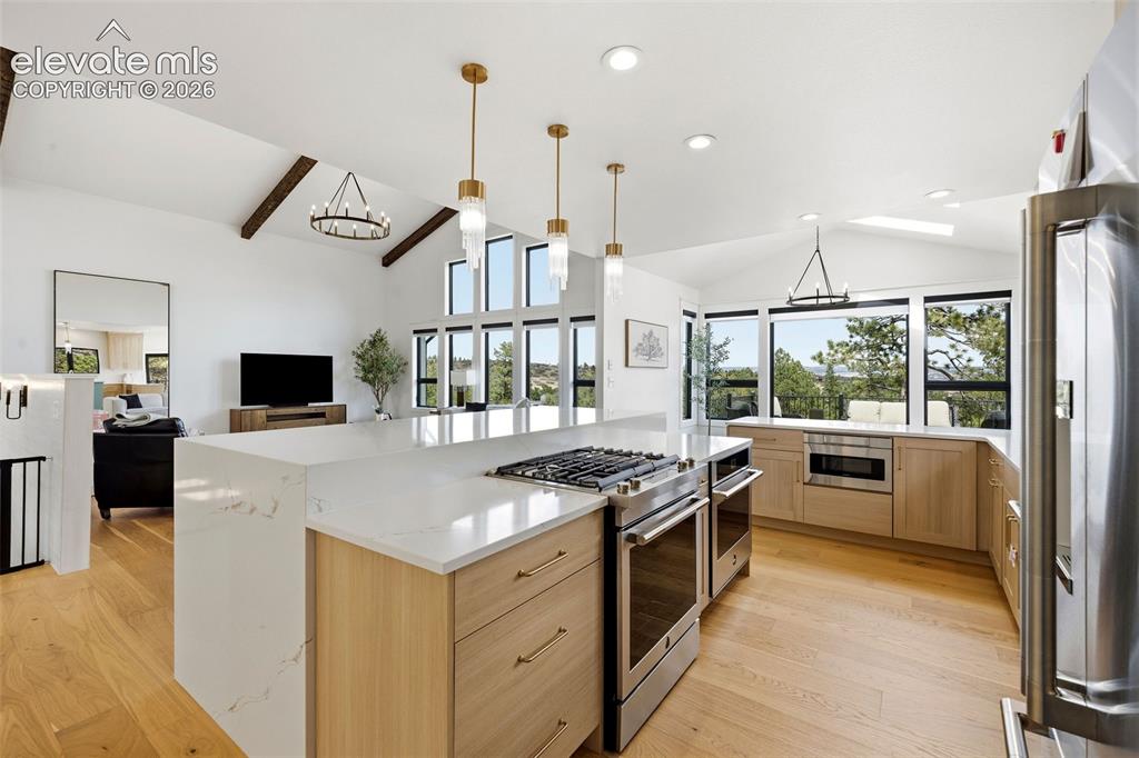 Image 12 of 50: Kitchen