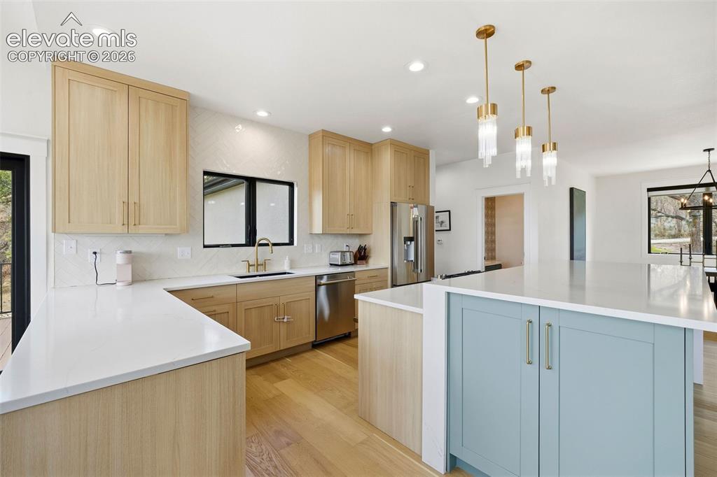 Image 14 of 50: Kitchen