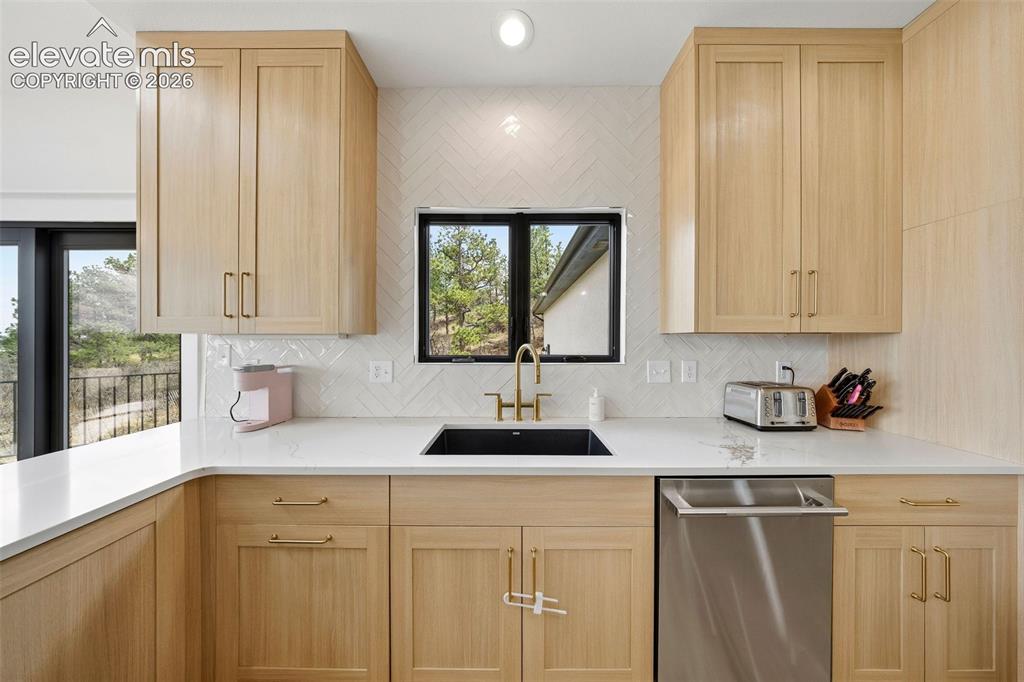 Image 15 of 50: Kitchen