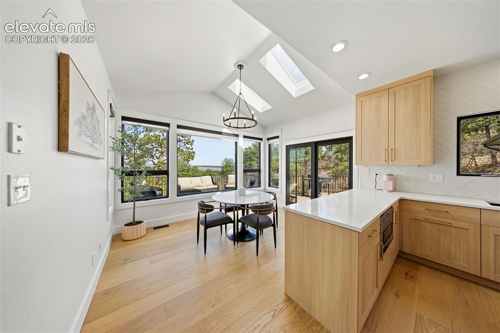 Image 16 of 50: Kitchen