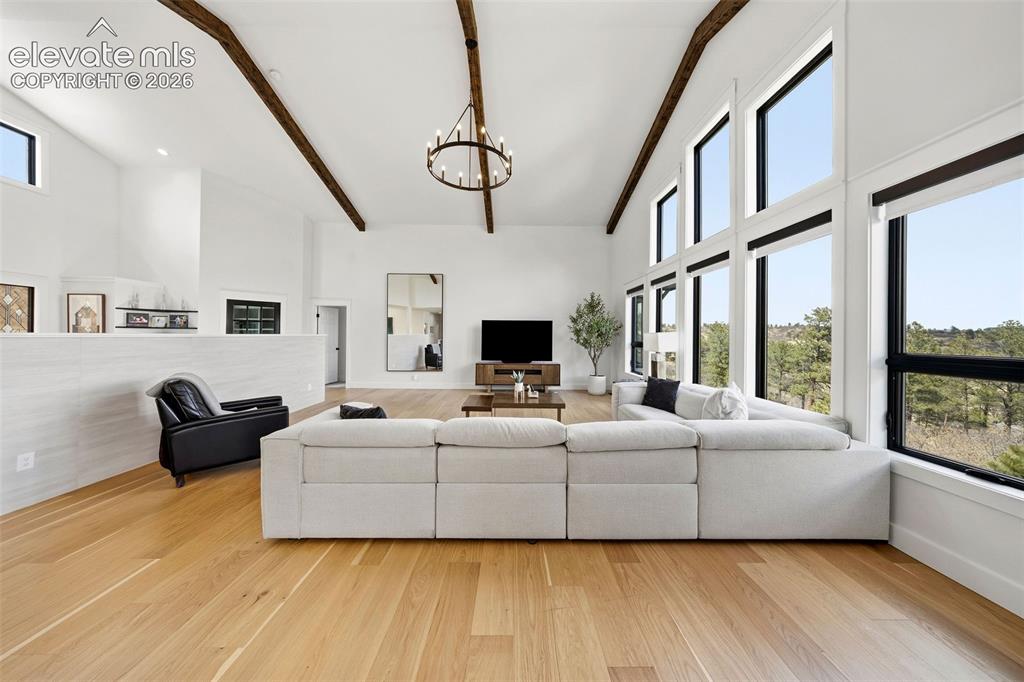 Image 18 of 50: Living Room