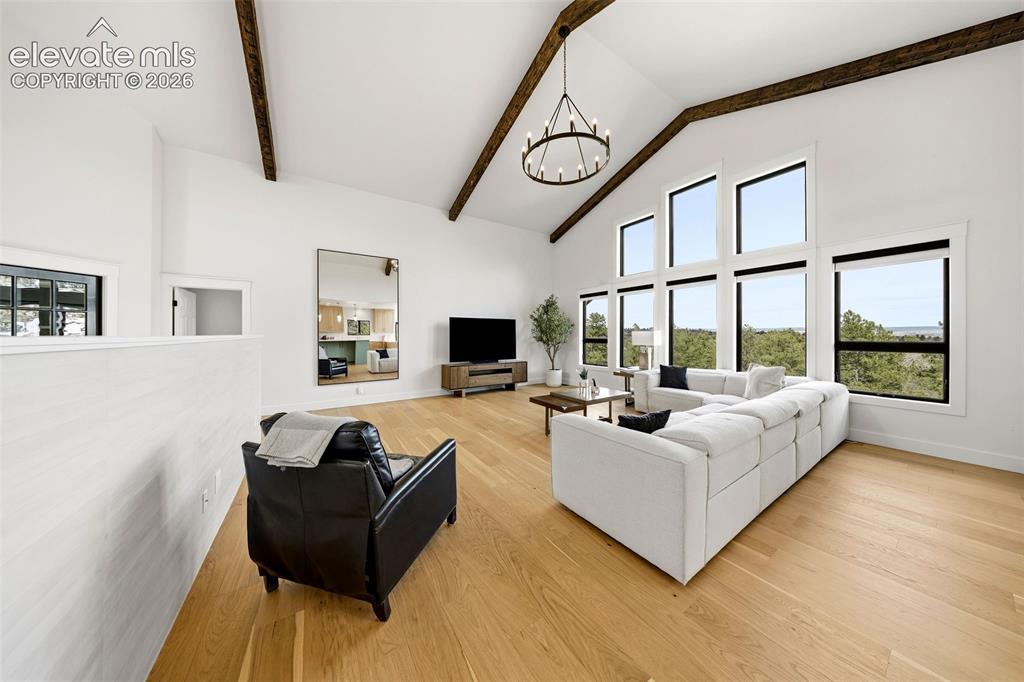 Image 19 of 50: Living Room