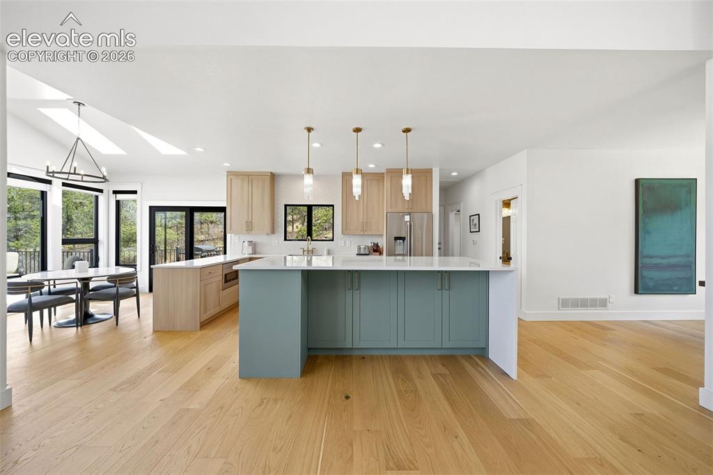 Image 8 of 50: Kitchen