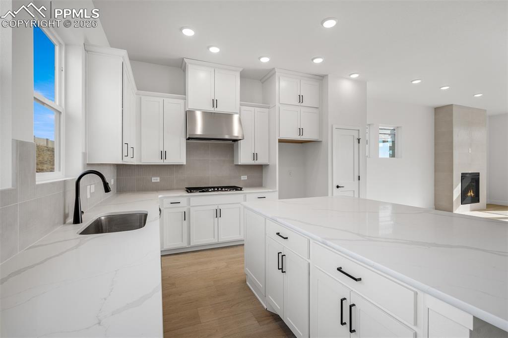 Image 11 of 39: Kitchen