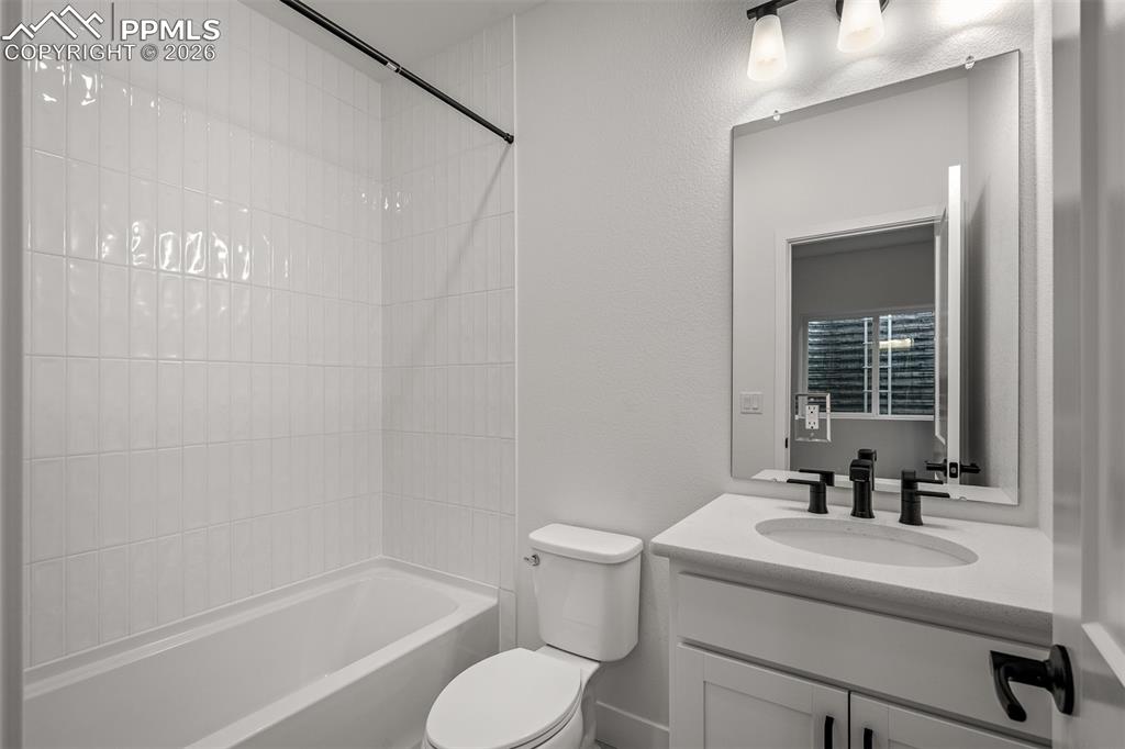 Image 34 of 39: Bathroom