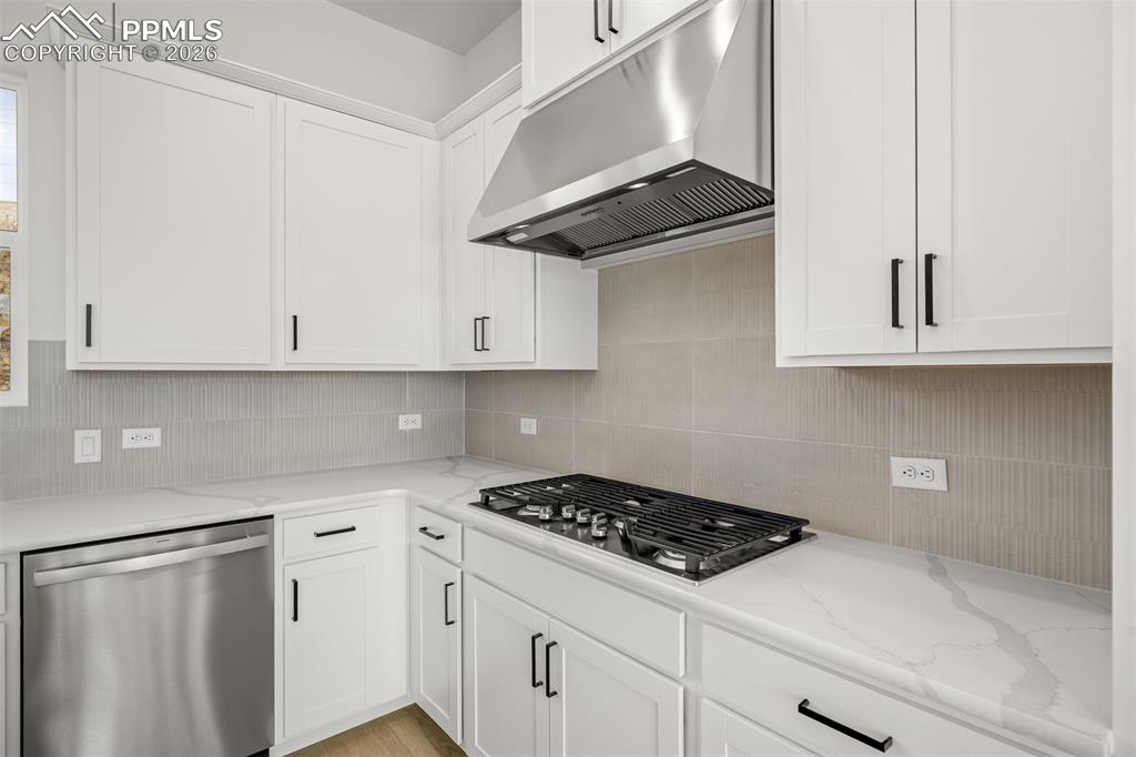 Image 9 of 39: Kitchen