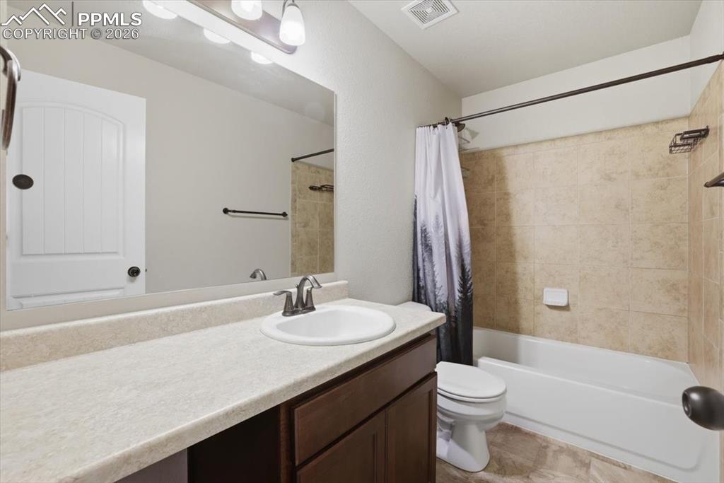 Image 21 of 37: Bathroom