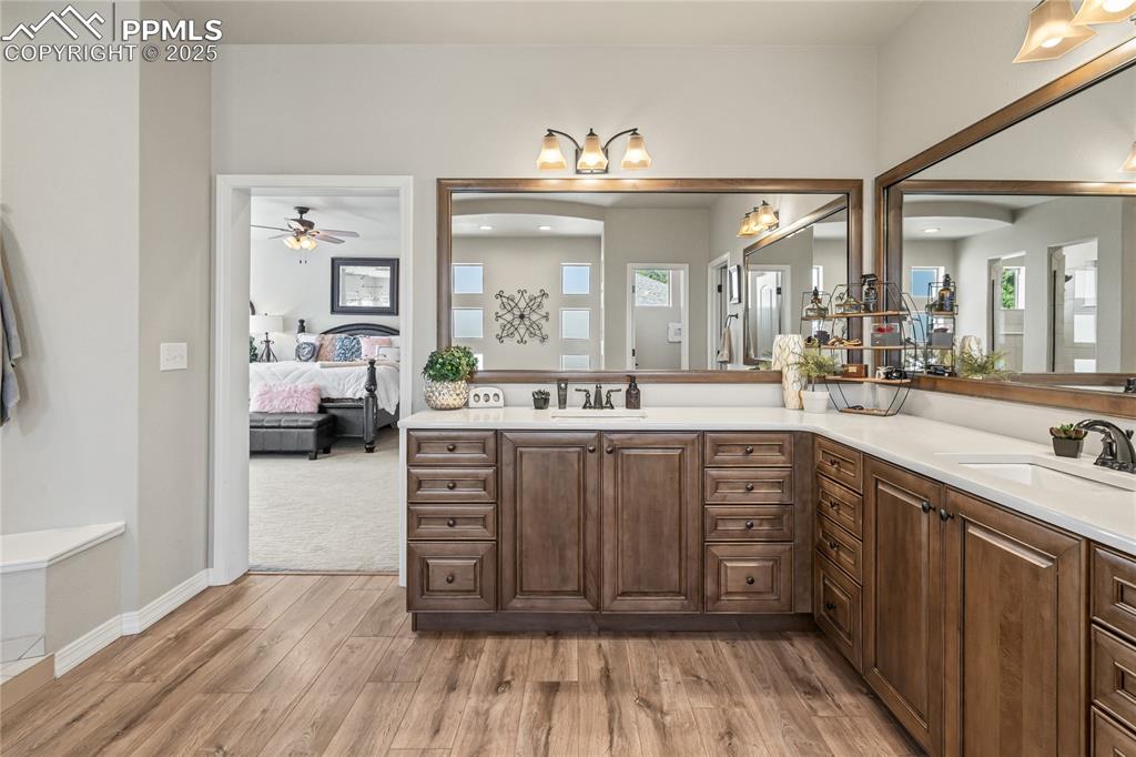 Image 20 of 46: Bathroom