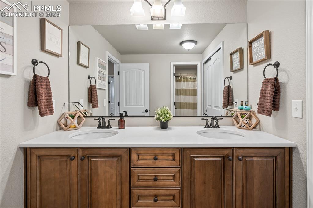 Image 35 of 46: Bathroom