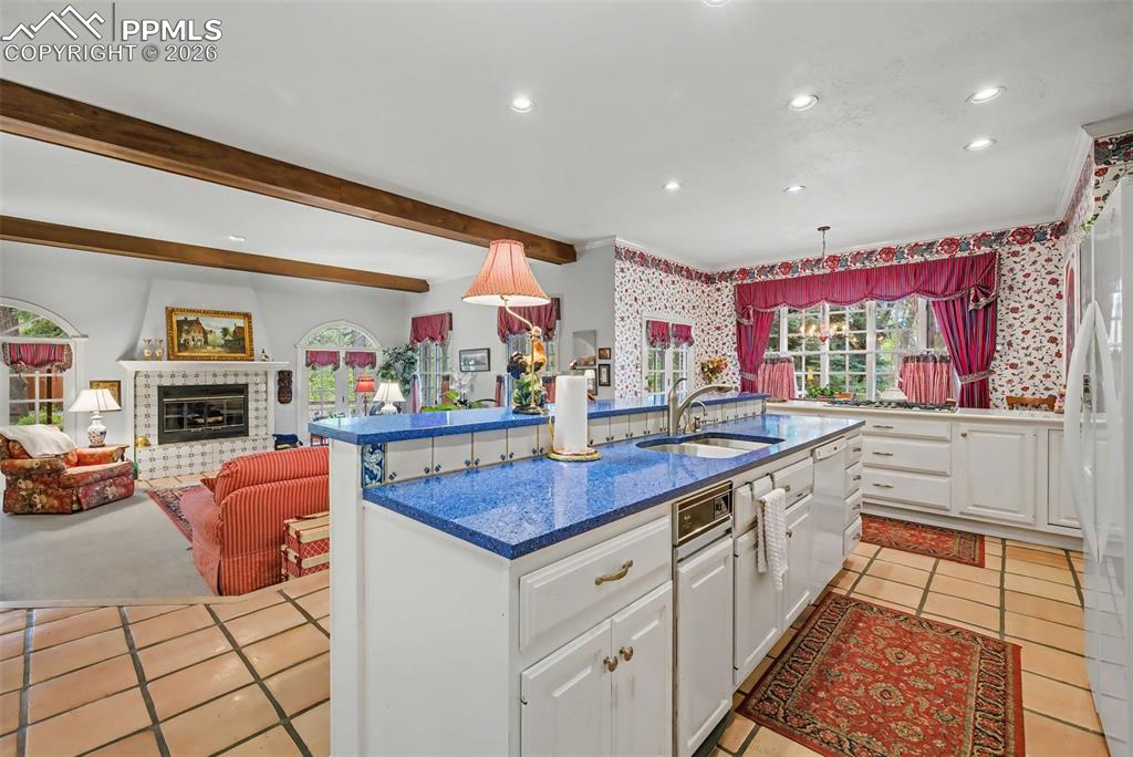 Image 10 of 46: Kitchen