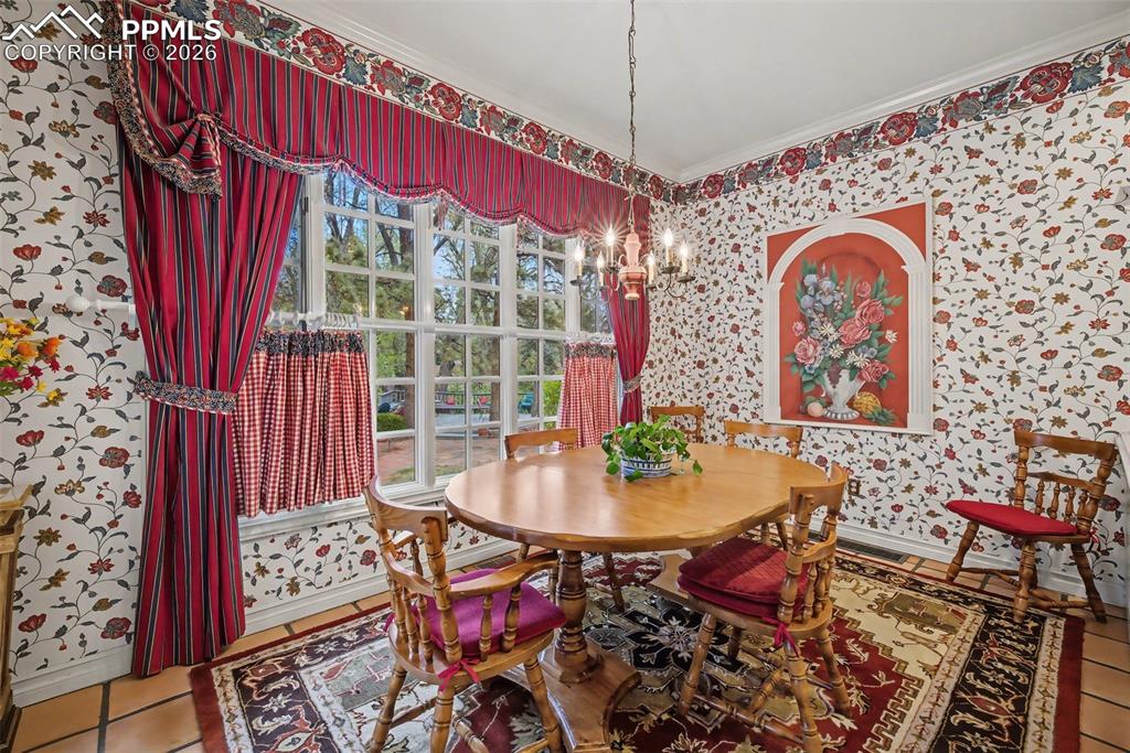 Image 16 of 46: Dining Area