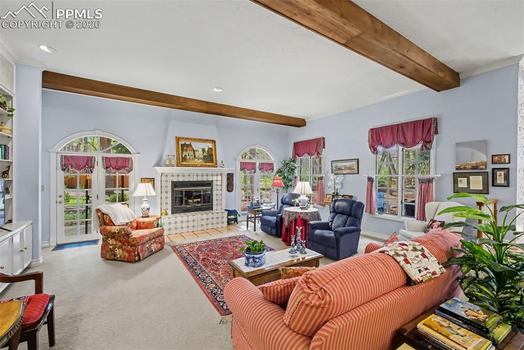 Image 18 of 46: Living Room