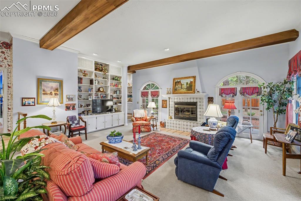 Image 19 of 46: Living Room