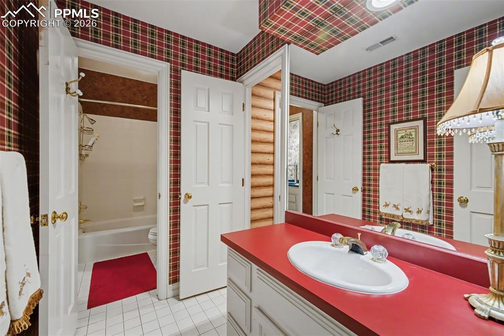 Image 21 of 46: Bathroom