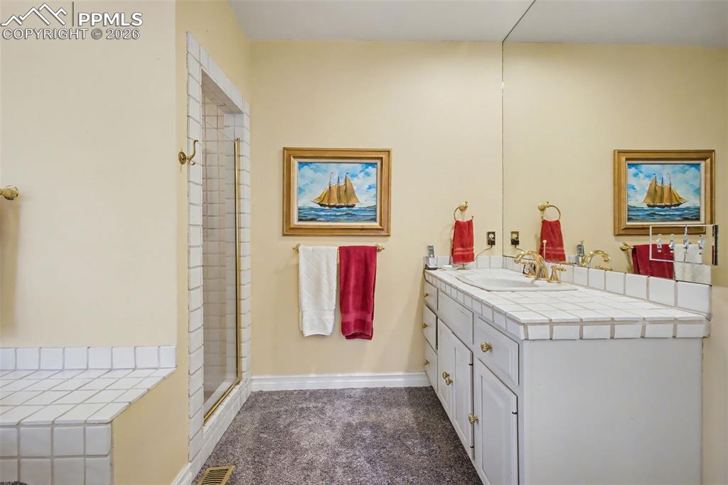 Image 25 of 46: Bathroom