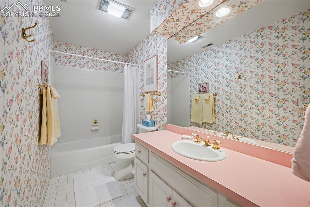 Image 29 of 46: Bathroom